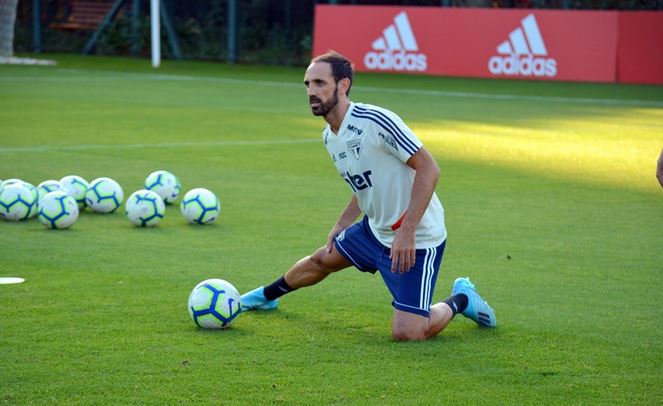 Reforços, Daniel Alves e Juanfran não participam de treino tático do São Paulo