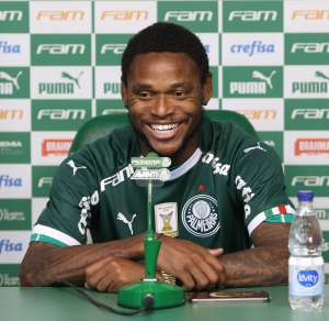 Luiz Adriano tenta virar solução após gastos do Palmeiras por substituto de Jesus