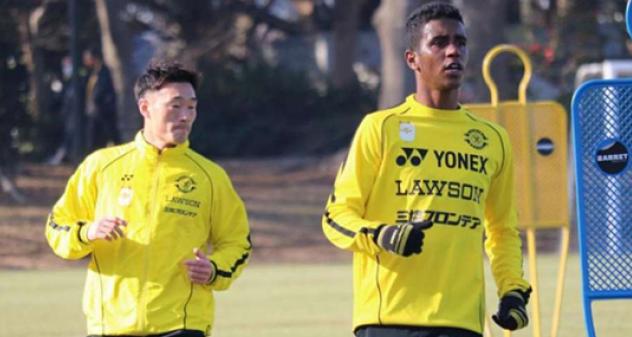 Brasileiro, ex-Flamengo, é suspenso por 120 dias pelo STJD mesmo jogando no Japão