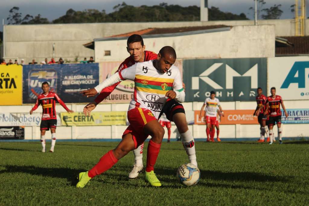 Perto de conquistar título histórico pelo Brusque, Edilson pede “concentração total” nos dois jogos decisivos contra o Manaus