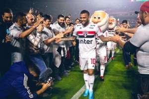 Daniel Alves encanta jovens e tem a missão de transmitir espírito vencedor