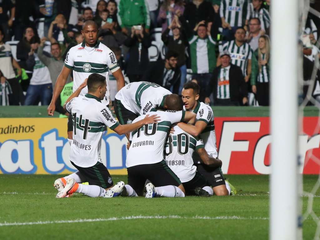 O Coritiba depende apenas de si para entrar no G4 da Série B neste sábado