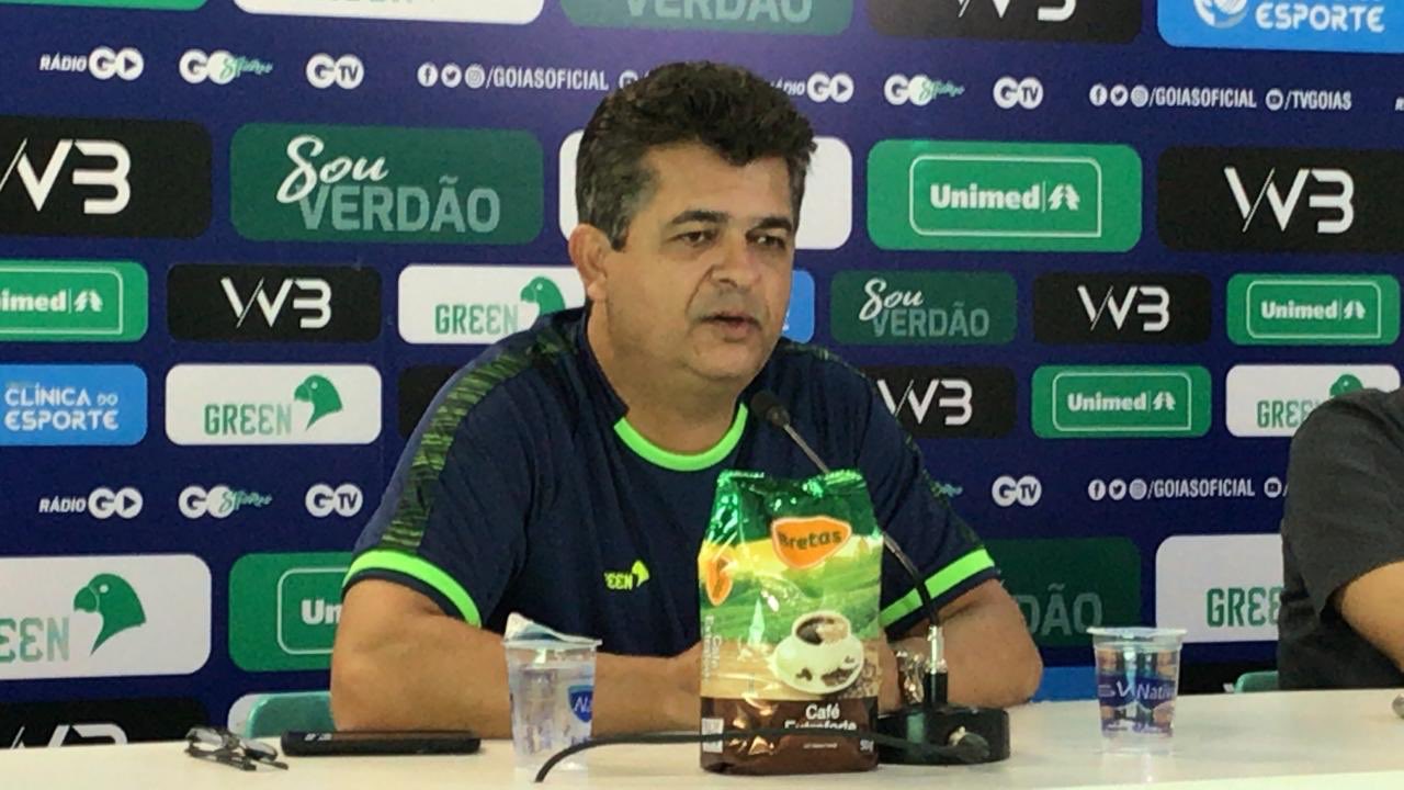 “Chego aqui com muita disposição”, diz técnico ex-São Paulo em apresentação ao Goiás