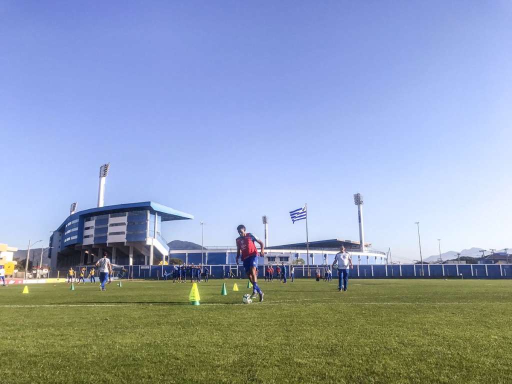 Apesar de definir titular da lateral-esquerda, Alberto Valentim fecha treino do Avaí