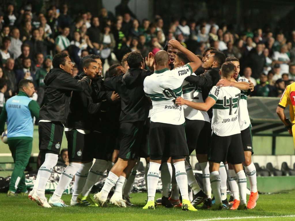 O Coritiba depende apenas de si para entrar no G4 da Série B neste final de semana