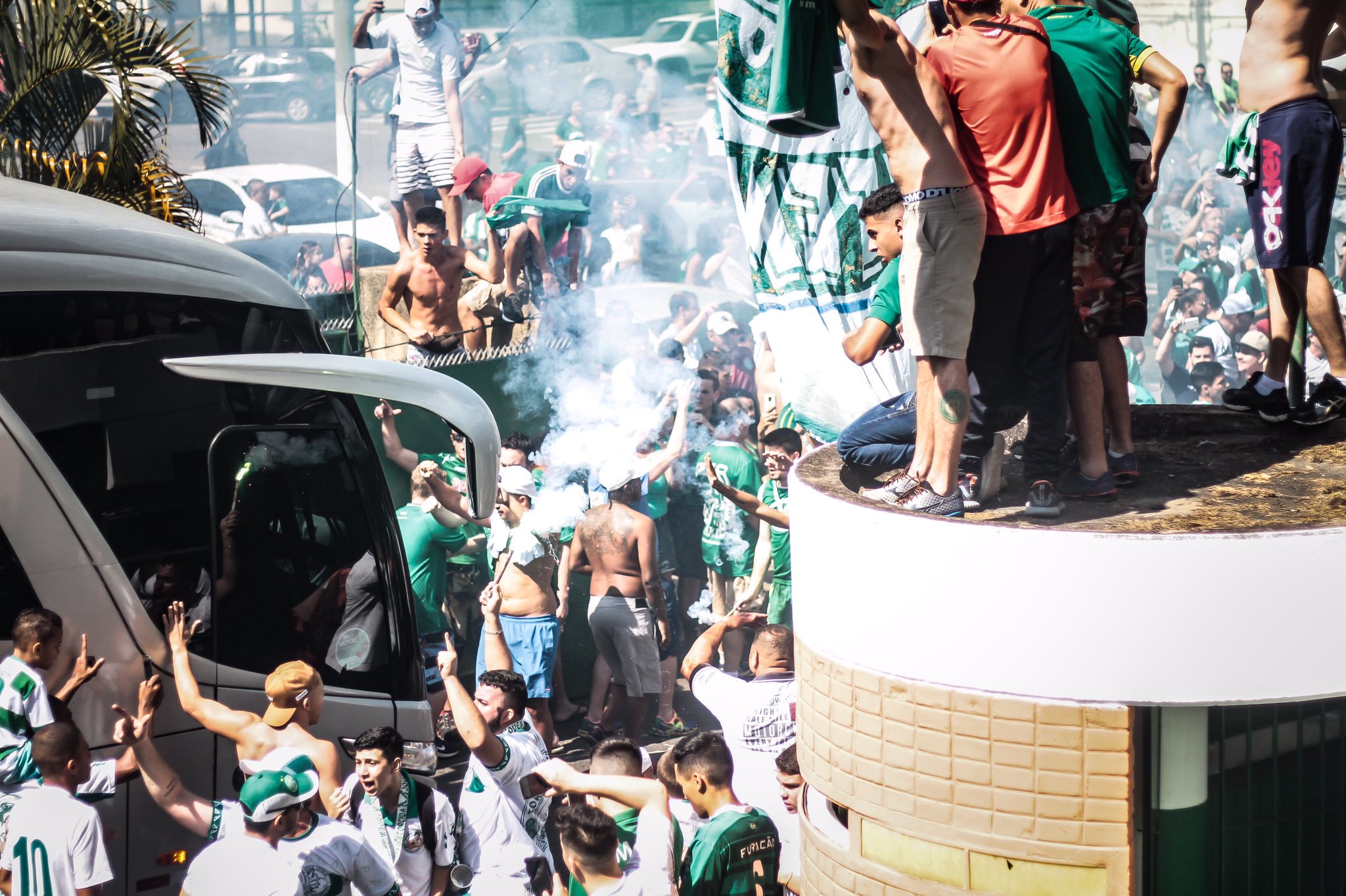 Torcida do Guarani apoia atletas com festa em treino antes do Dérbi; Veja imagens!