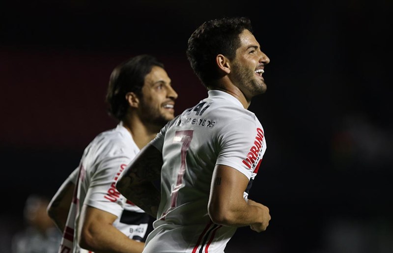 São Paulo festeja vitória em clássico, mas ainda evita falar em briga pelo título