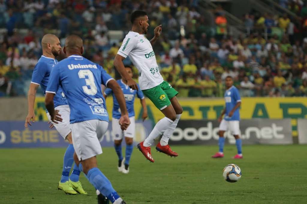 A partida na Arena Pantanal foi bastante movimentada, principalmente no segundo tempo