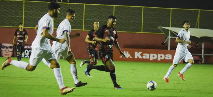 O Vitória deixou, provisoriamente, a zona de degola