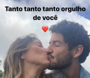 Após brilhar contra o Santos, Alexandre Pato ganha carinho da esposa