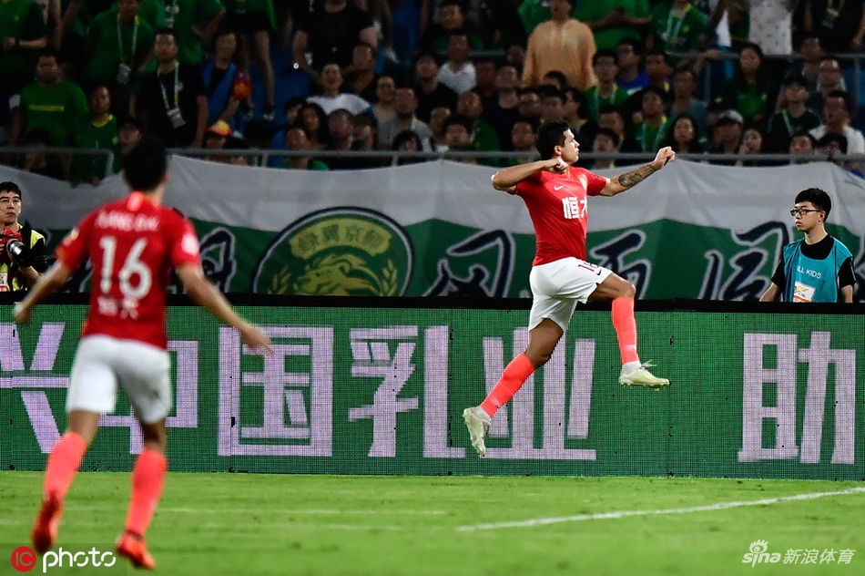 Ex-atacante do Botafogo marca e se torna o maior artilheiro da história do Chinês