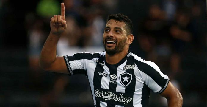 Diego Souza fez o gol da virada cobrando pênalti