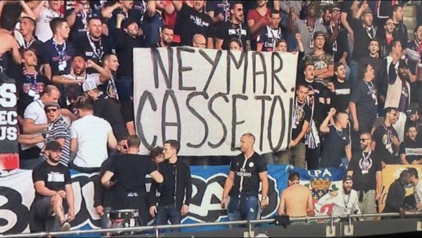 Com faixas e cânticos, torcedores do PSG xingam Neymar na estreia do Francês
