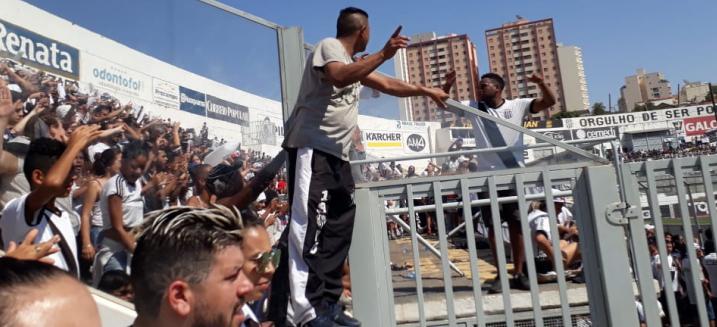Torcida da Macaca comemorou com jogadores no alambrado