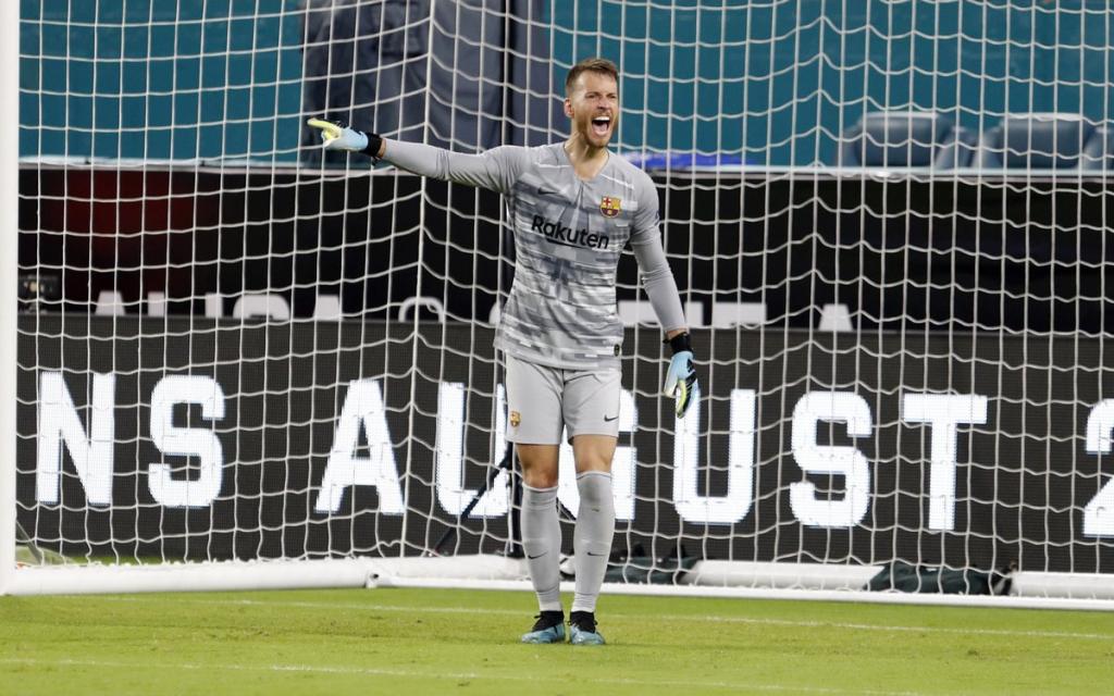 Neto fratura a mão em treino do Barcelona e será operado nesta terça