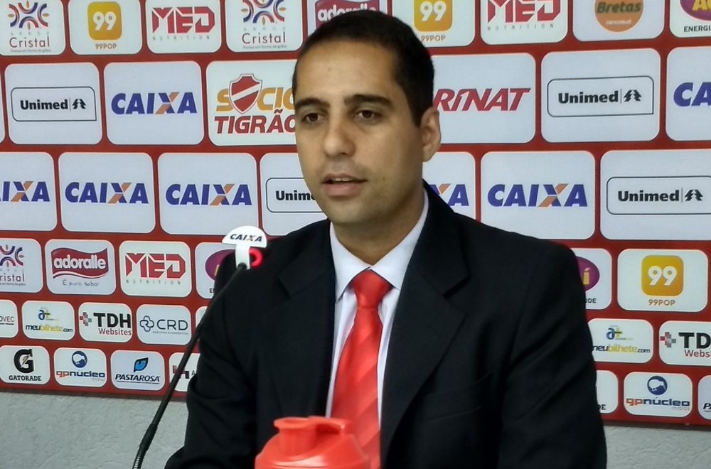 Na luta contra o rebaixamento, time da Série B anuncia saída de dirigente