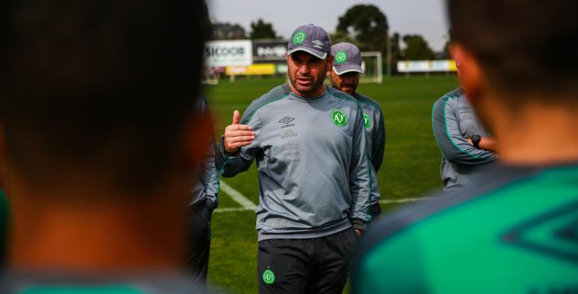 Mesmo com protestos da torcida, Chapecoense banca sequência de interino