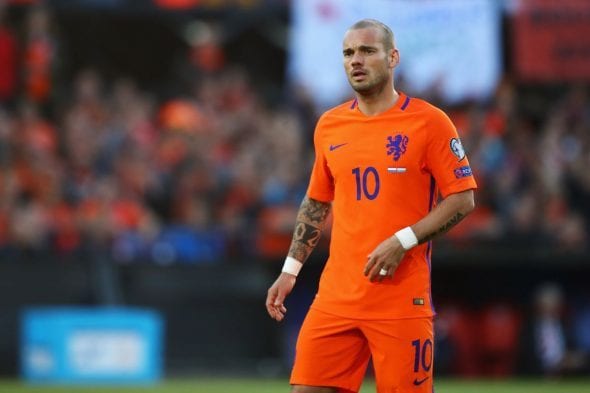 Mundo da Bola on X: Após se aposentar da seleção holandesa, o meia  Sneijder ganhou uma camisa feita com pedaços de todos os uniformes que ele  vestiu pela Holanda.  / X