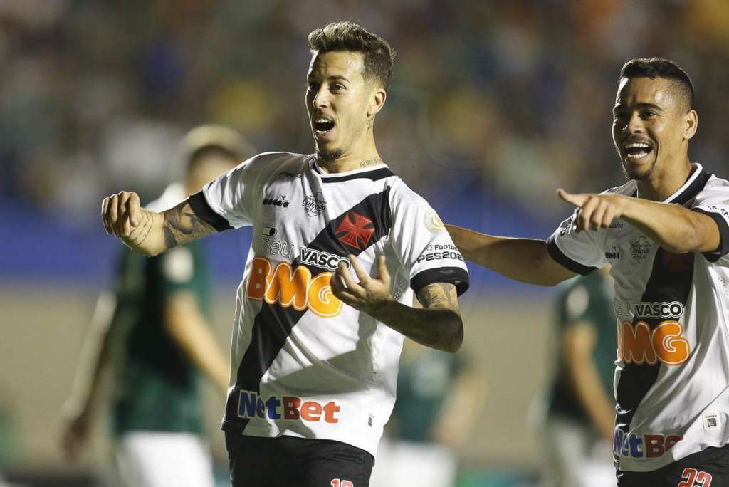 Marcos Júnior festeja gol decisivo pelo Vasco, mas lamenta ausência no clássico