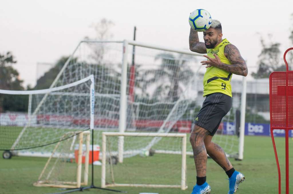Gabriel treina e deve reforçar o Flamengo contra o Vasco