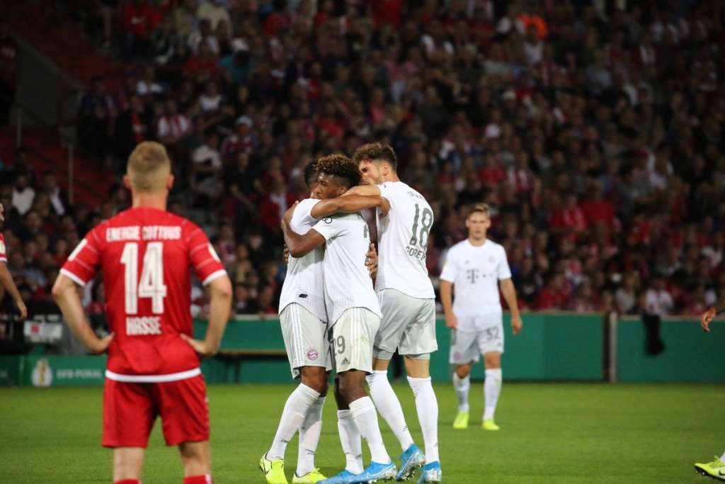 Sem forçar o ritmo, Bayern bate o Energie Cottbus em estreia na Copa da Alemanha