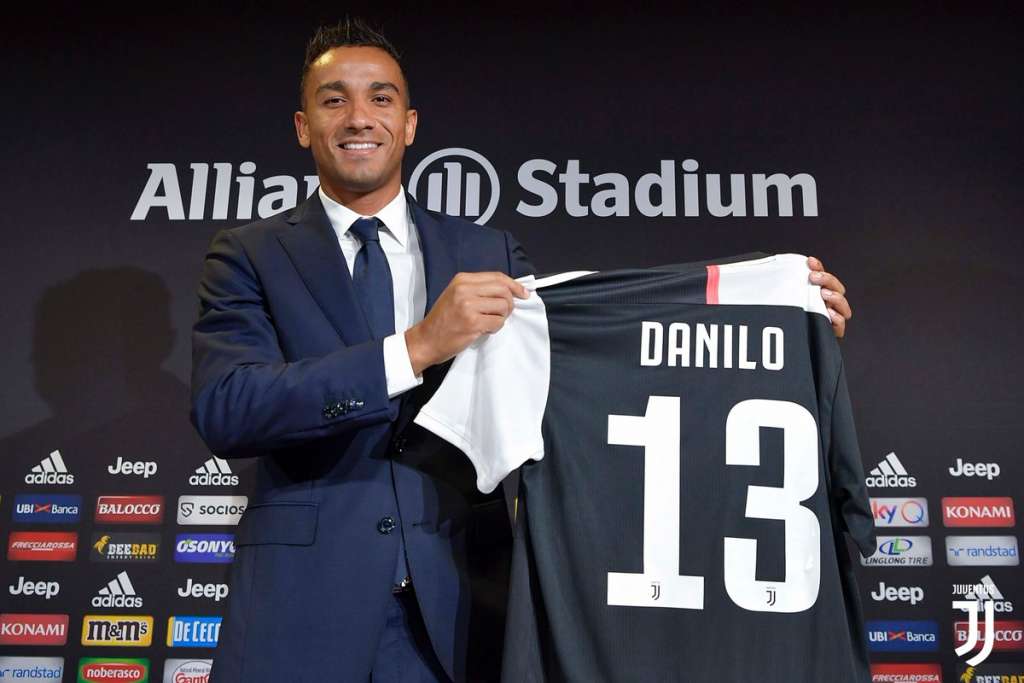 Apresentado na Juventus, Danilo brinca com Cristiano Ronaldo: 'Queria a camisa 7'
