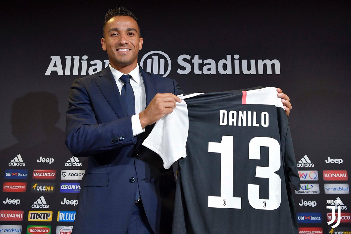 Apresentado na Juventus, Danilo brinca com Cristiano Ronaldo: ‘Queria a camisa 7’