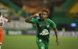 Ex-Cruzeiro se recupera de lesão e volta a treinar na Chapecoense