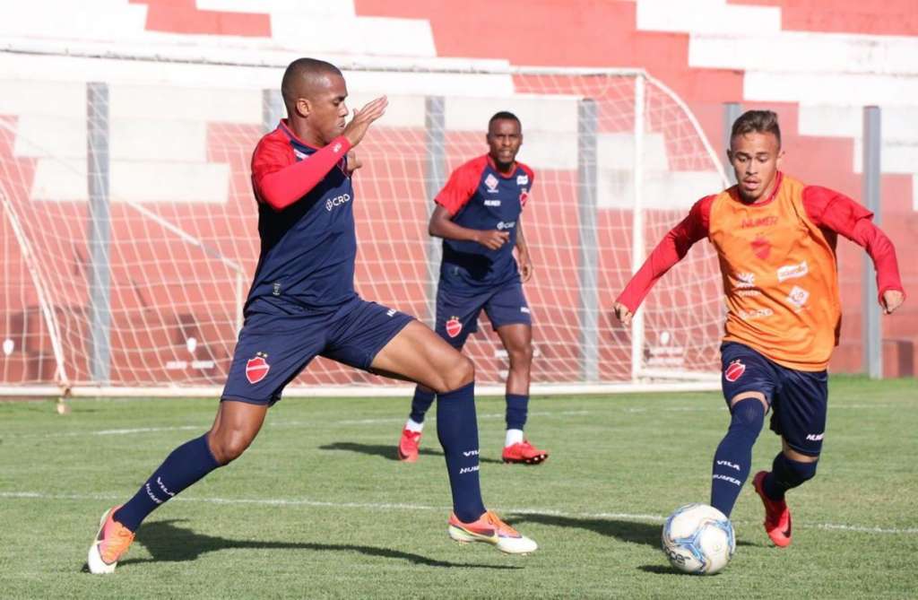 O atacante Mailson (à esquerda) falou sobre o jogo diante do Guarani