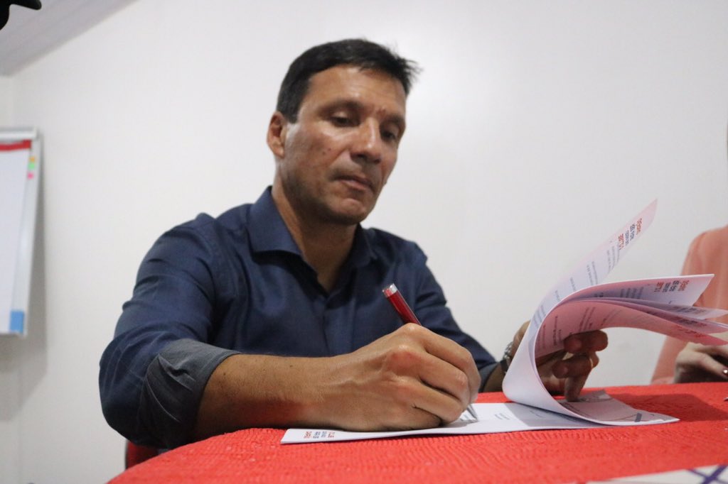 Após adeus de Ceni, torcedores abraçam Zé Ricardo na chegada em Fortaleza