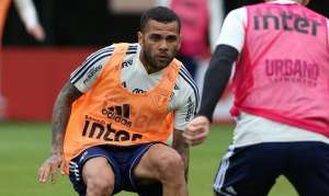 São Paulo treina com Daniel Alves no meio-campo e Juanfran na lateral
