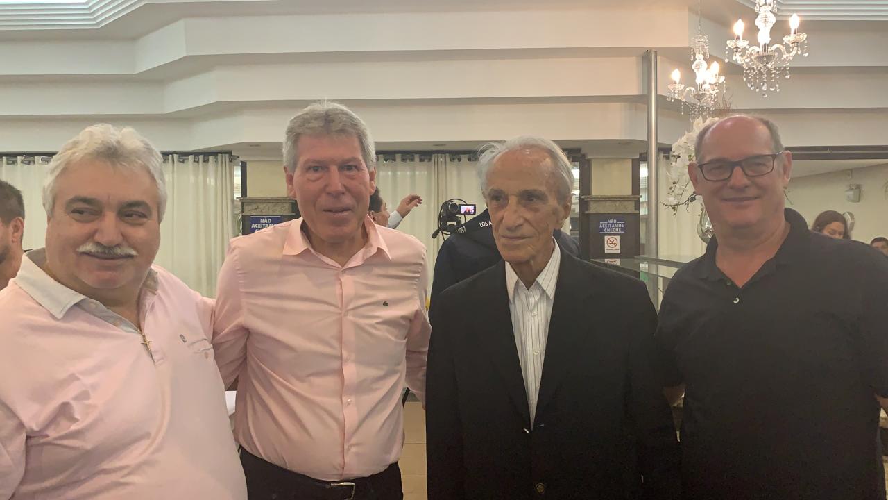 Em evento com personalidades, conselheiros do Guarani homenageiam Hélio Maffia