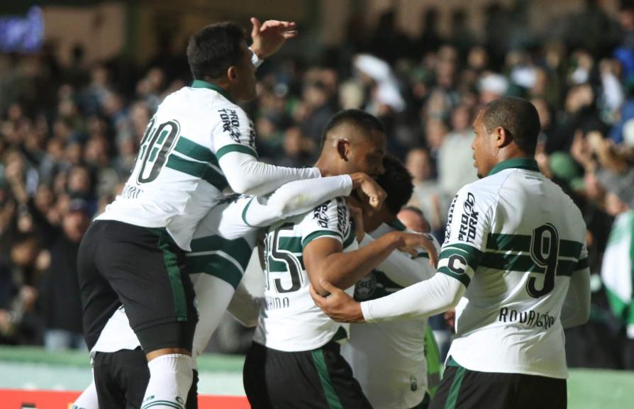 Coritiba derrota o Brasil