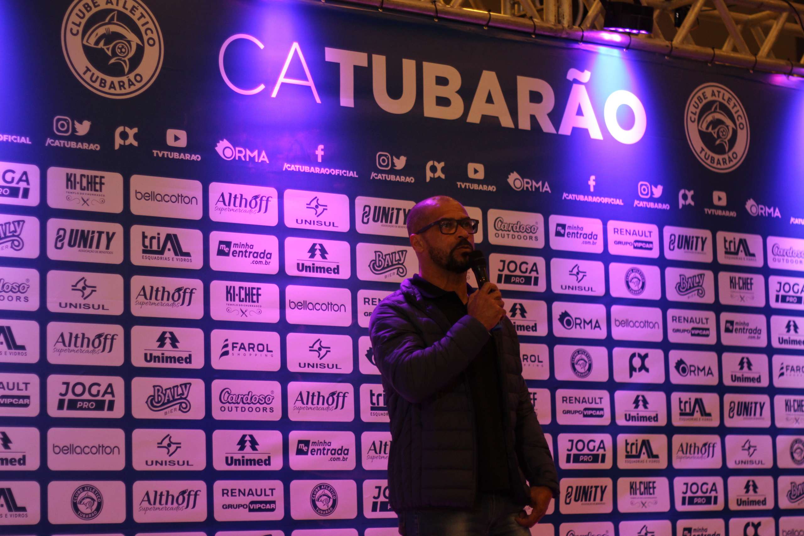 Sob comando de Pingo, Tubarão apresenta elenco em evento no Farol Shopping