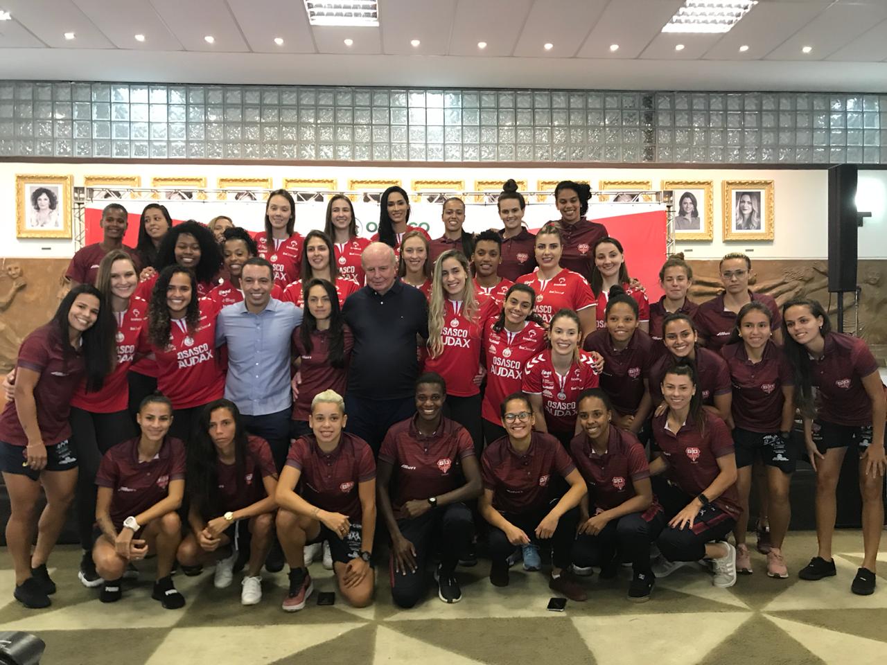 Mário Teixeira, homem forte do Osasco Audax, apresenta time de voleibol