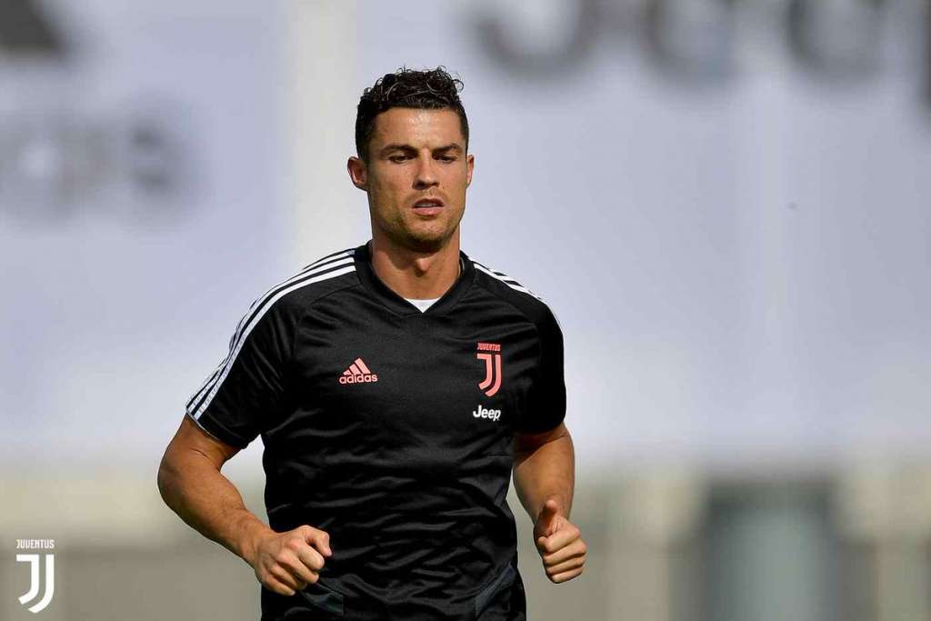 Com dores, Cristiano Ronaldo fará treinos em separado na Juventus