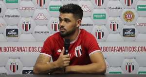 Série B: Lucas Mendes exalta Hemerson Maria e avalia disputa com ex-Palmeiras no Botafogo