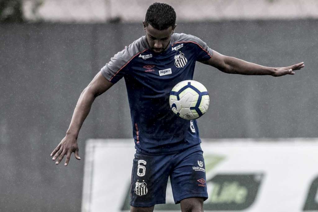 Santos deve ter volta de Victor Ferraz e esquema com 2 zagueiros contra Cruzeiro