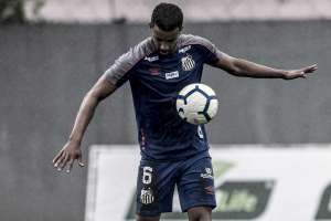 Santos deve ter volta de Victor Ferraz e esquema com 2 zagueiros contra Cruzeiro