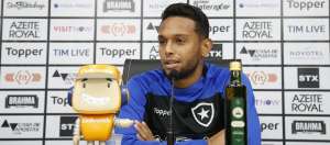 Gilson vê Botafogo lutando pelos primeiros lugares: 'Sempre brigar lá em cima'