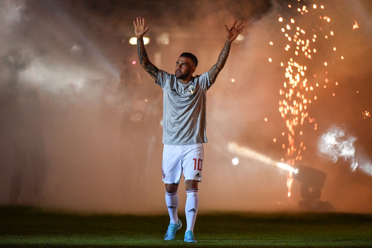 Daniel Alves é regularizado e pode estrear pelo São Paulo neste domingo