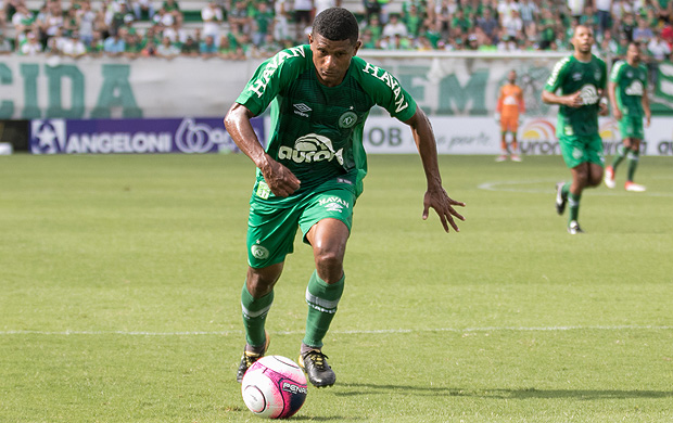 Jogadores da Chape entendem protestos, mas pedem apoio da torcida em clássico