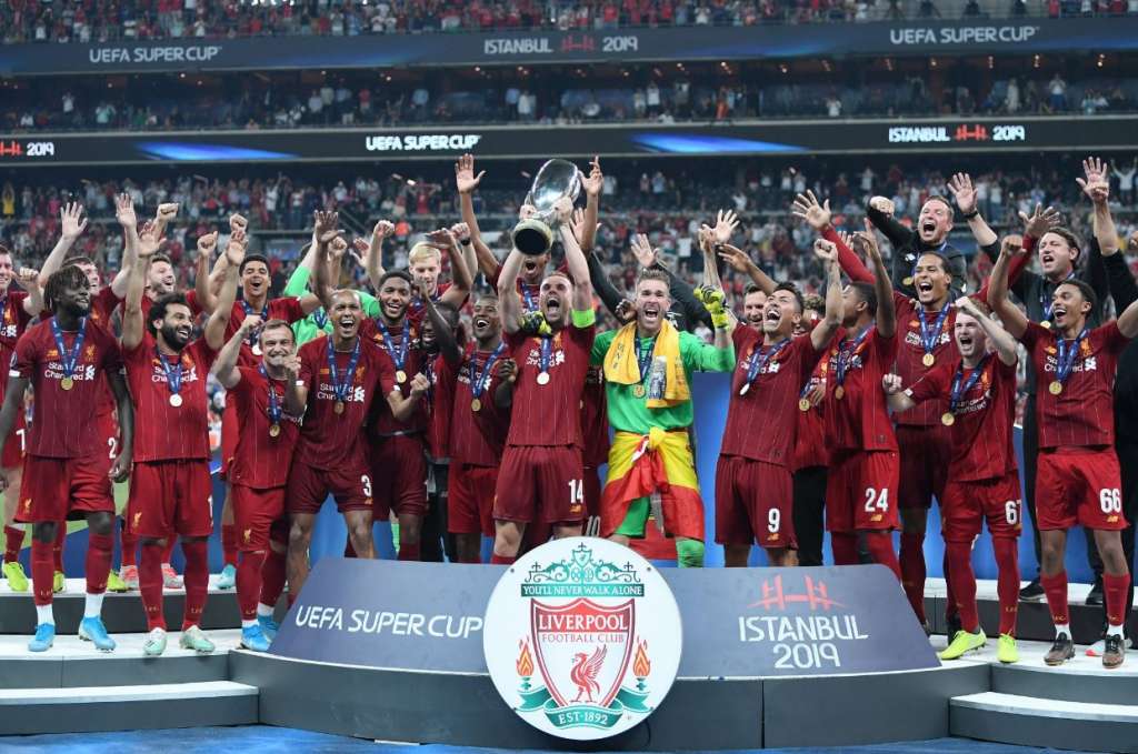 Jogadores do Liverpool comemoram o título da Supercopa da Europa sobre o Chelsea