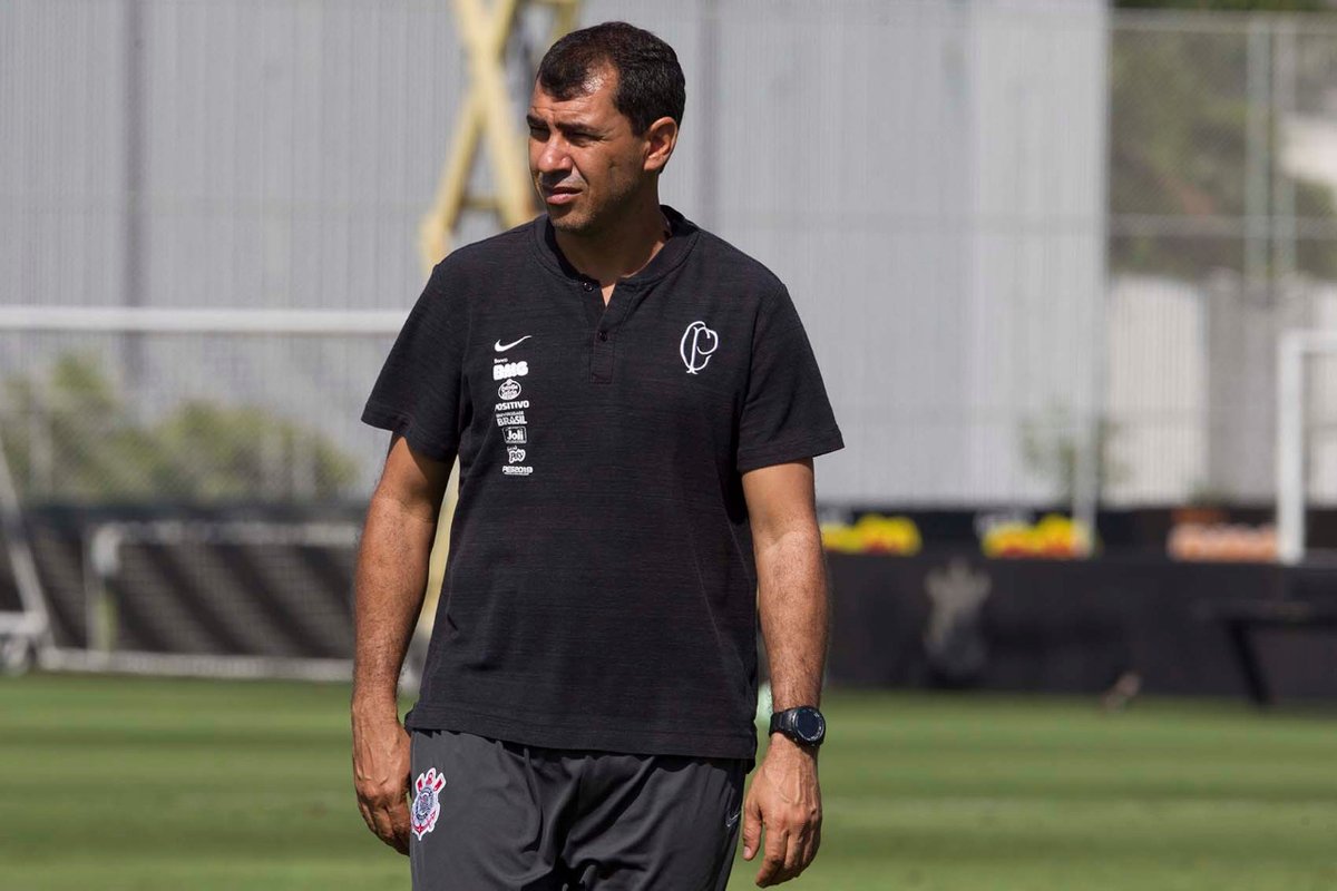 Em treino fechado na Arena Corinthians, técnico tem retorno de zagueiro uruguaio