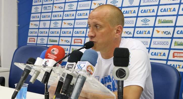 Ídolo no Avaí, Marquinhos exalta investimento em estrutura e cobra personalidade