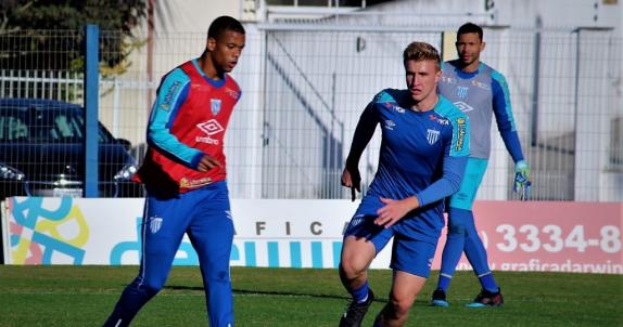 Avaí sofre com elenco barato, mas crê em equilíbrio financeiro para o time reagir