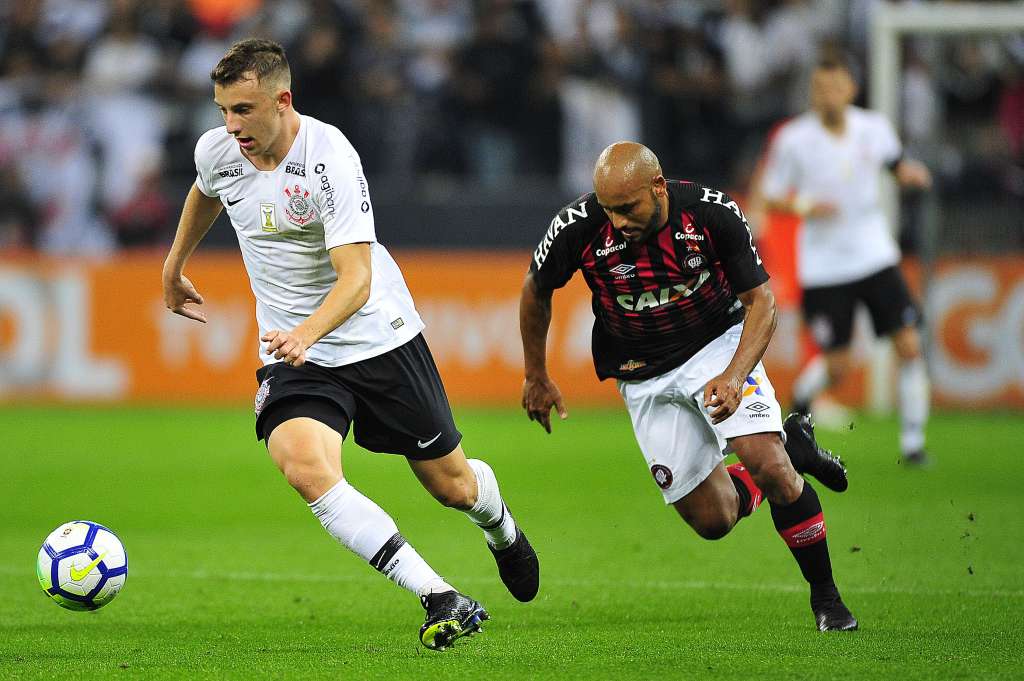 Carlos Augusto tenta dar volta por cima com suspensão de Danilo Avelar - Daniel Augusto Júnior / Ag. Corinthians