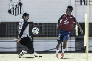 Com futuro incerto, Cueva se reapresenta e volta a treinar no Santos