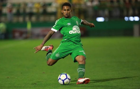 Lateral da Chapecoense ressalta importância de clássico contra o Avaí