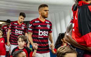 Time italiano entra na briga com árabes e pode ficar com volante do Flamengo